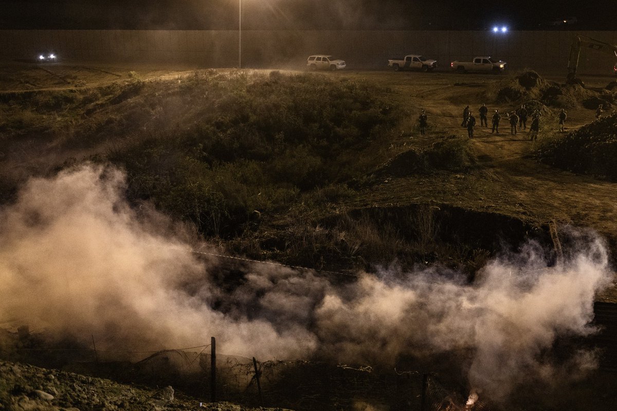 EEUU lanza gas lacrimógeno para detener a migrantes