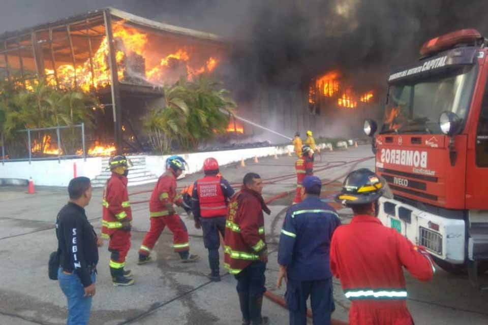 Istúriz: hubo pérdidas incalculables en el incendio del almacén del IVSS en Guatire