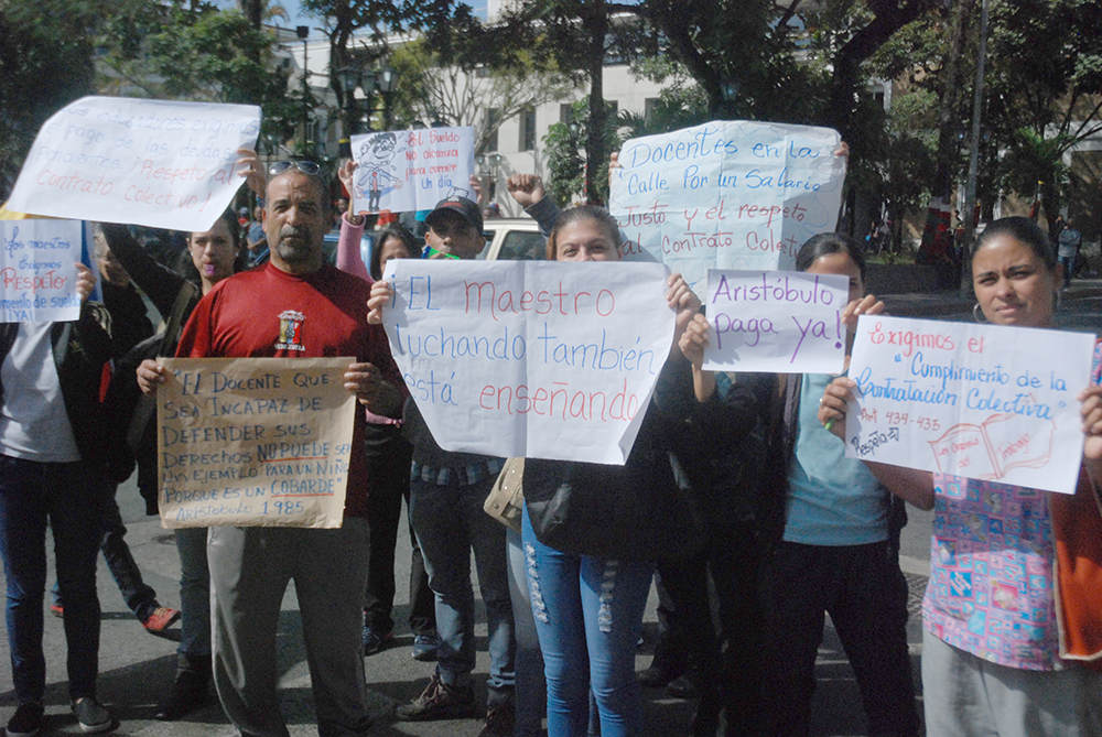 Docentes alzados por sueldos dignos