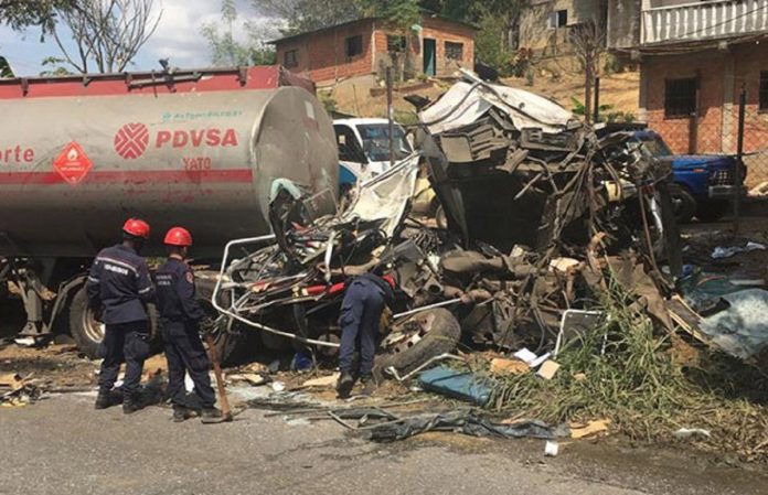 Colisión de autobús y cisterna deja dos muertos y 40 heridos