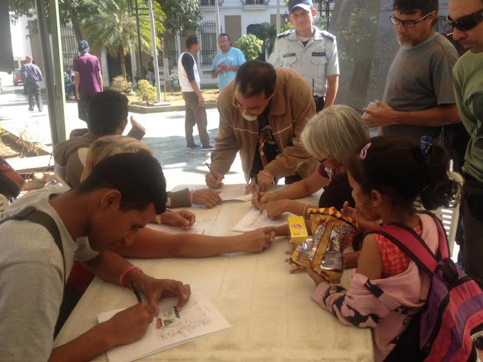 Oficialistas de Los Teques  firman contra la injerencia