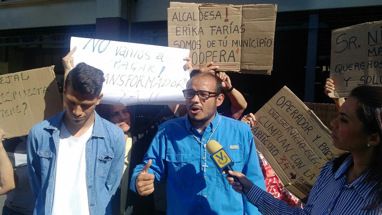 Vecinos de La Candelaria trancan importante avenida protestando por masivos apagones