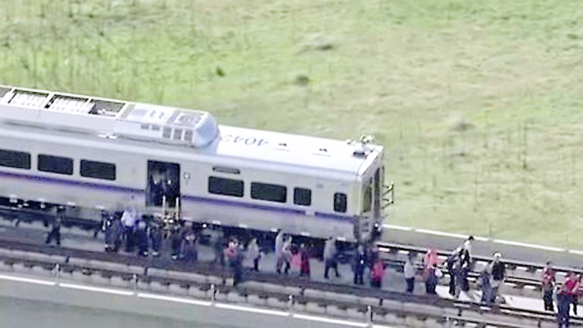 Casi 200 personas quedaron atrapadas 36 horas en un tren