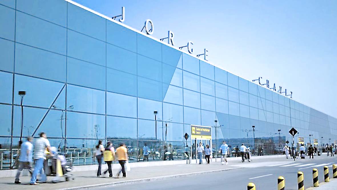 Clausuran aeropuerto de Lima por discriminación