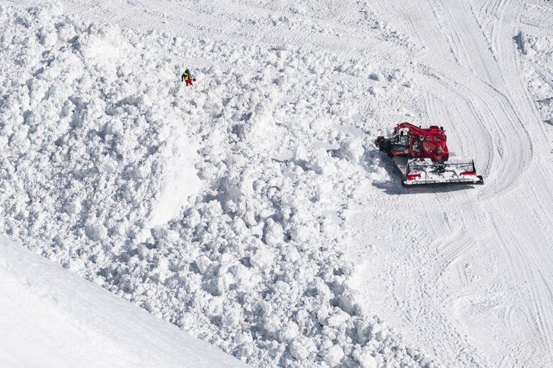 Un muerto tras avalancha en popular centro de esquí en Suiza