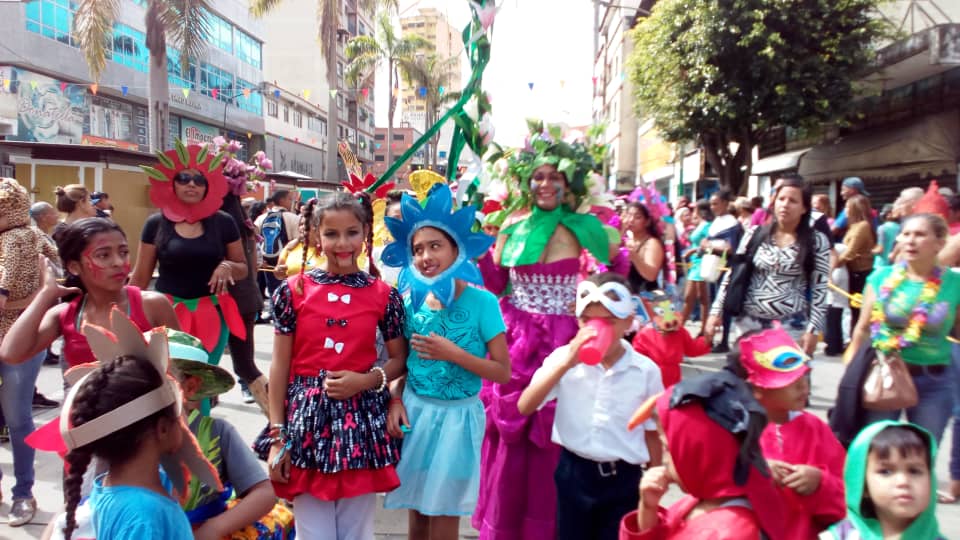 1.600 estudiantes participan en desfile de Carnaval