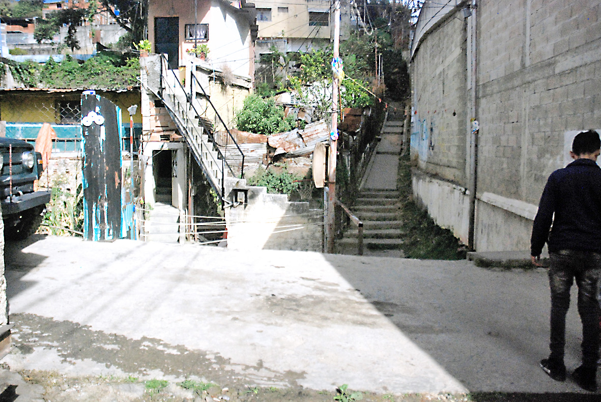 Quebrada pone en jaque a residentes de Medina Angarita