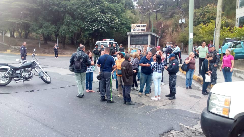 Vecinos sedientos toman  sede de Hidrocapital