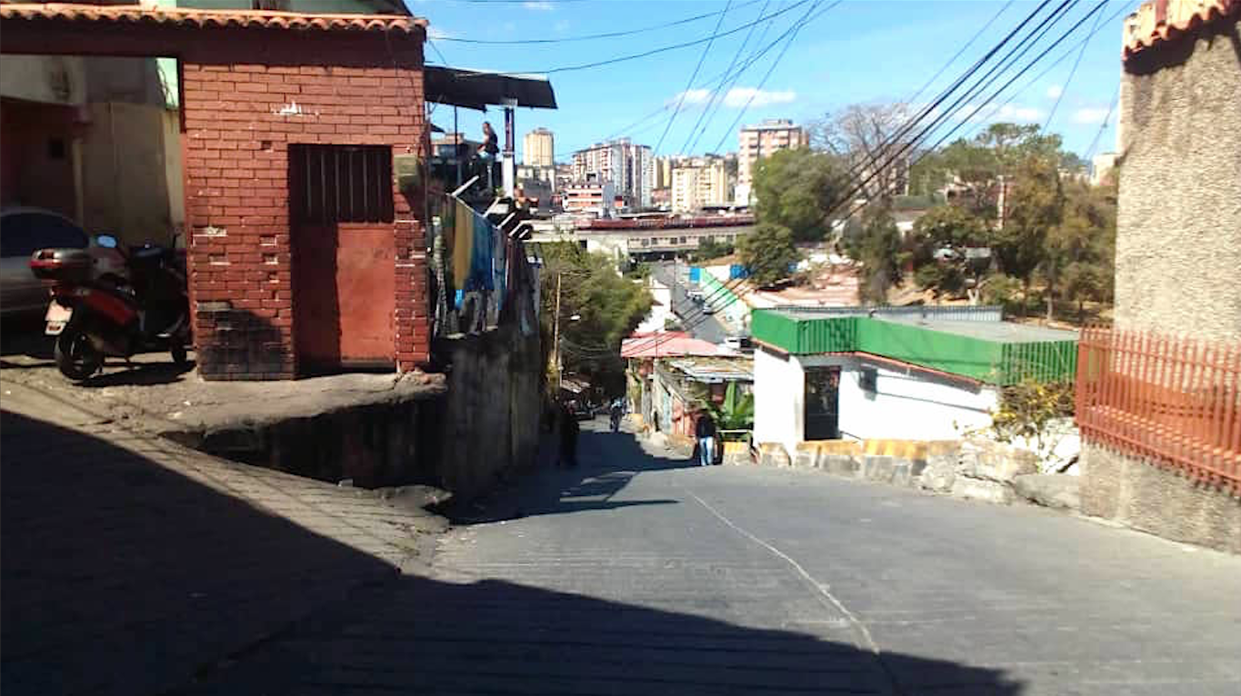 En El Vigía suben y bajan a pie por falta de transporte