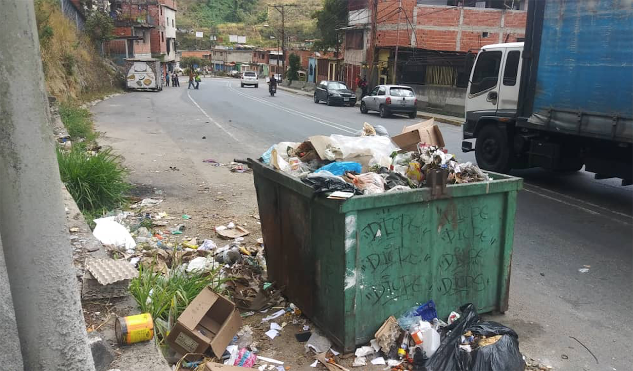 Repletos contenedores  de basura en Santa Eduvigis