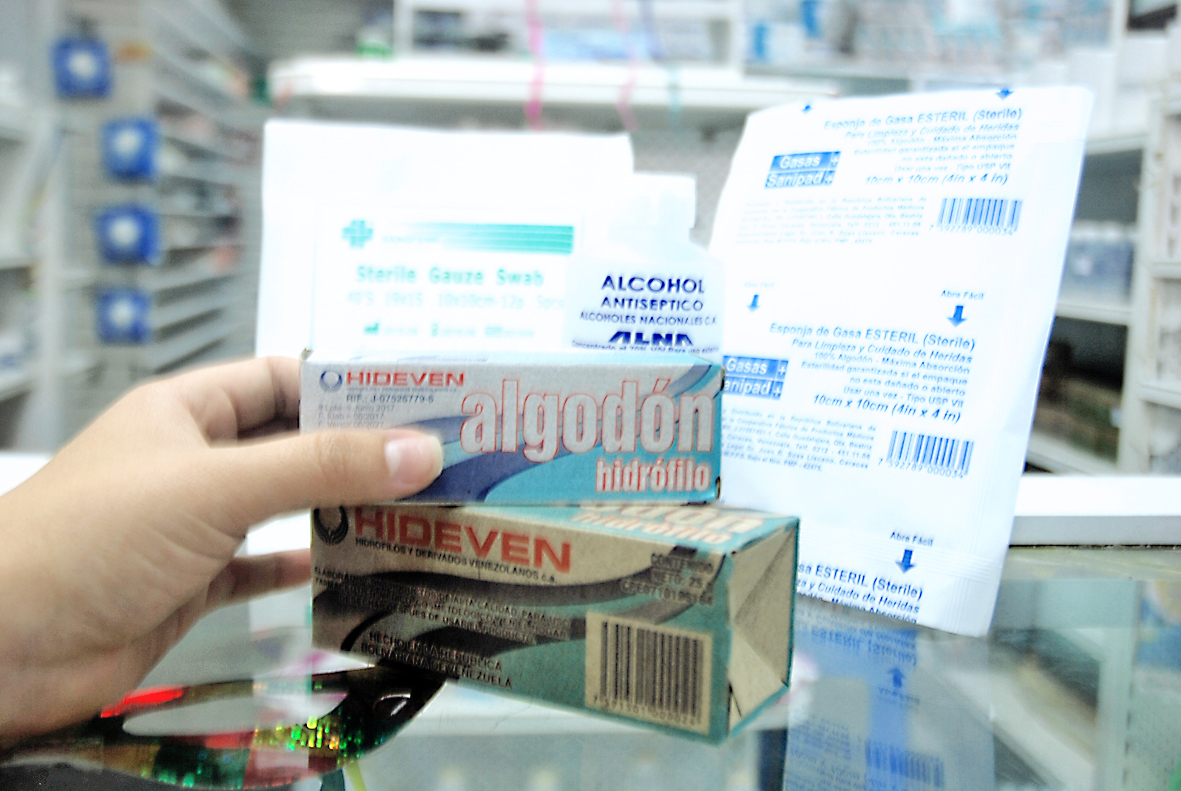 Gasas y algodones sí se  consiguen en farmacias