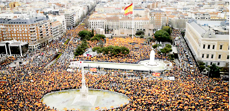 Españoles protestan  contra Pedro Sánchez