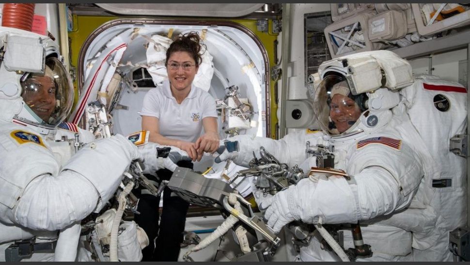 Retraso de caminata espacial de astronautas mujeres