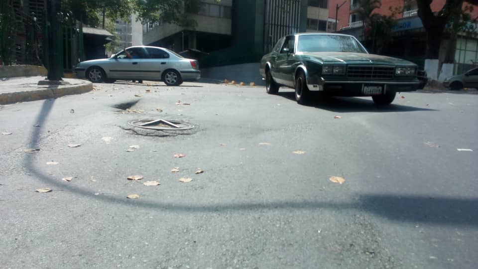 Se hunde calle frente al Parque los Coquitos