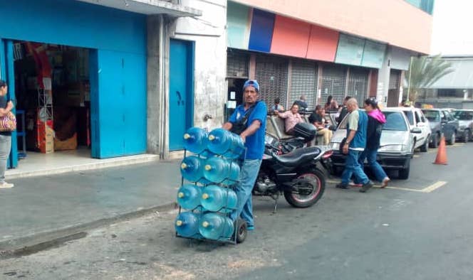 Precios de botellones de agua subieron tras mega apagón