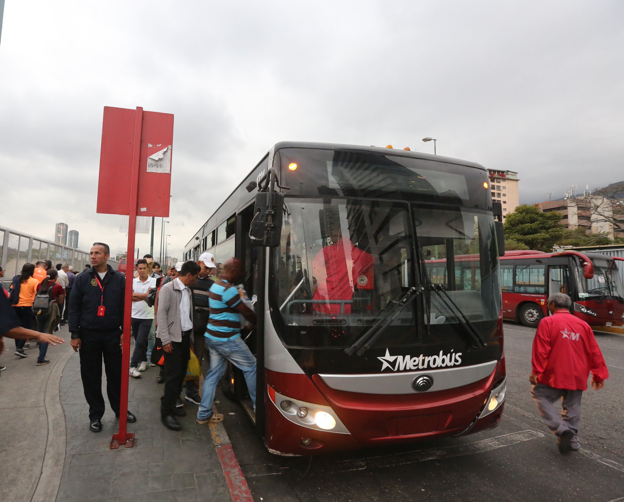 Metro de Caracas continúa Ruta de Contingencia con Metrobuses desde Zona Rental de Plaza Venezuela