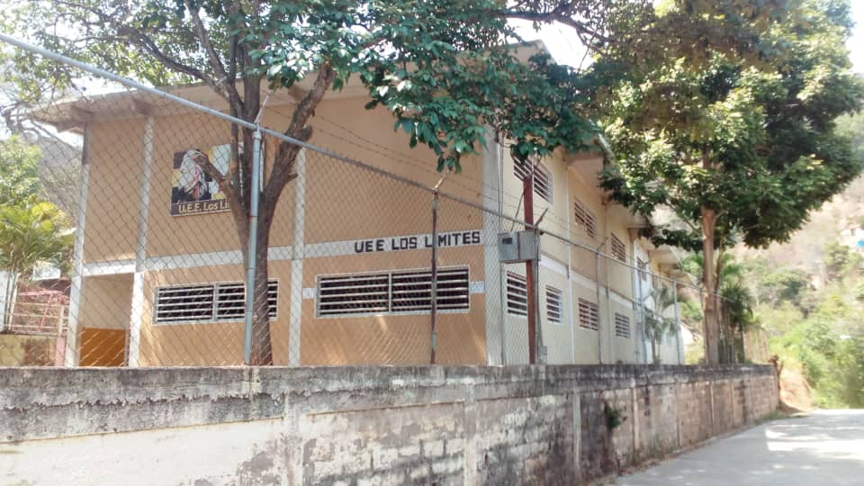 Alumnos de escuela pública pagan por recibir clases