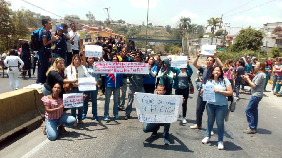Estudiantes de la Uptamca trancan la Panamericana