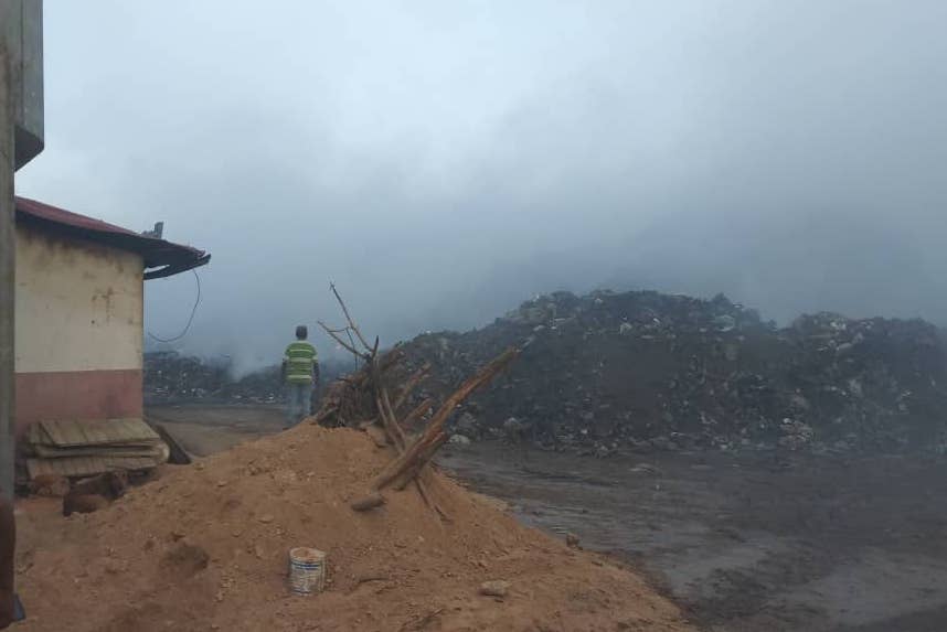 Alertan sobre daños ambientales tras incendio en botadero