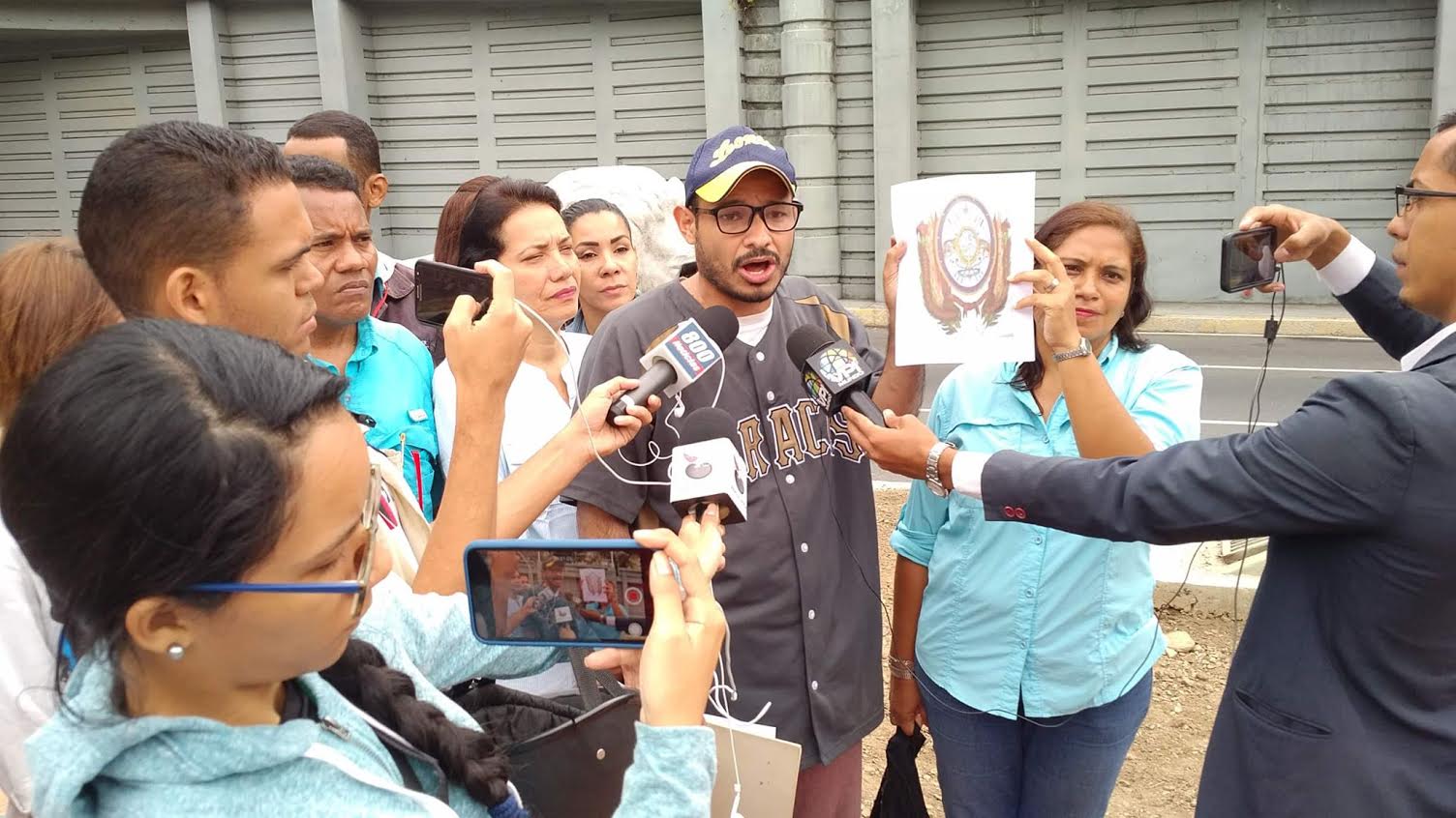 Vecinos protestan que Erika Farías quiere cambiar León por ojos de Chávez en escudo de Caracas