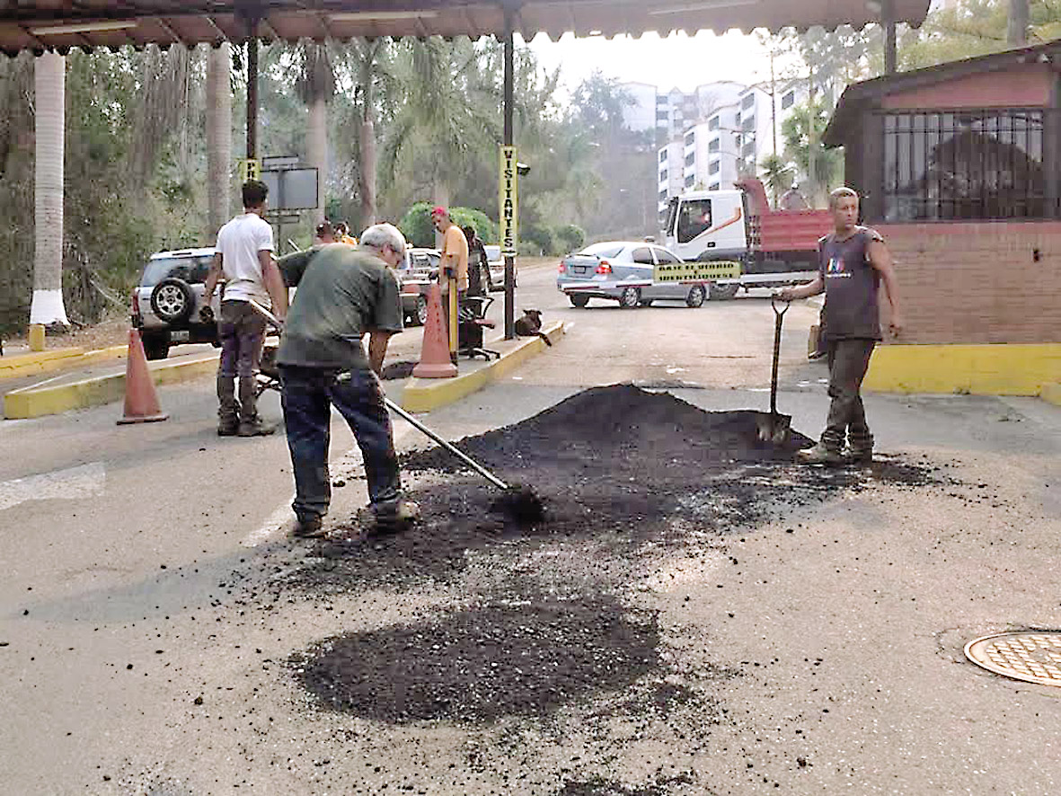 Alcaldía echa 50 toneladas de asfalto en La Quinta