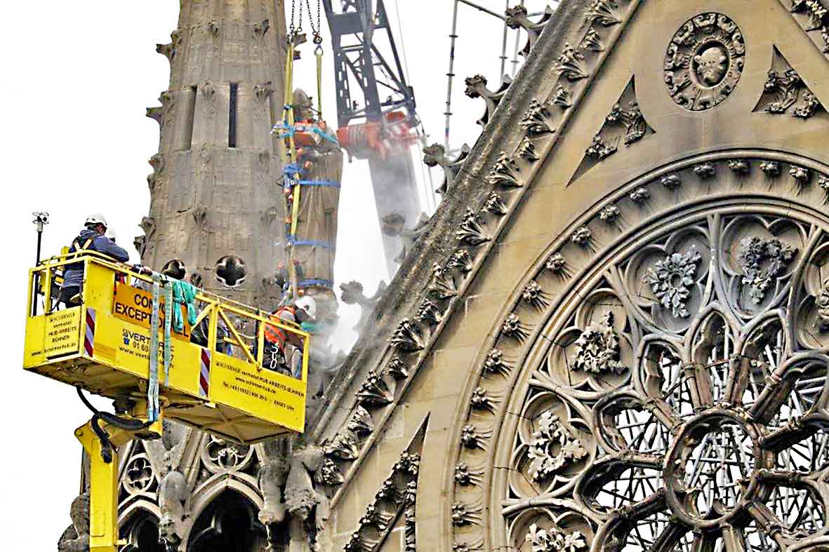 Se inician las obras de cobertura de Notre Dame