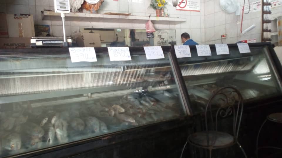 Vendedores de pescado no  ven luz en Semana Santa