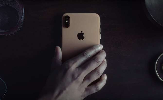 iPhone con pantalla OLED en 2020