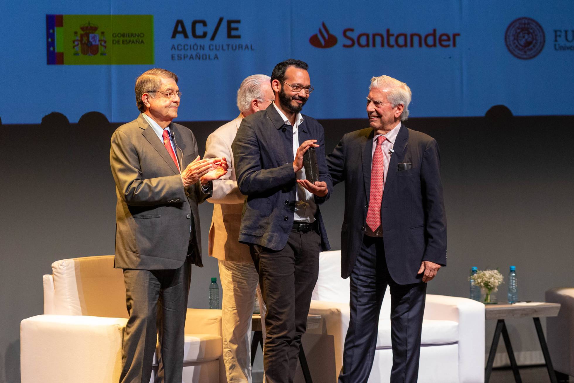 El venezolano Rodrigo Blanco Calderón gana el premio de la Bienal de Novela Mario Vargas Llosa