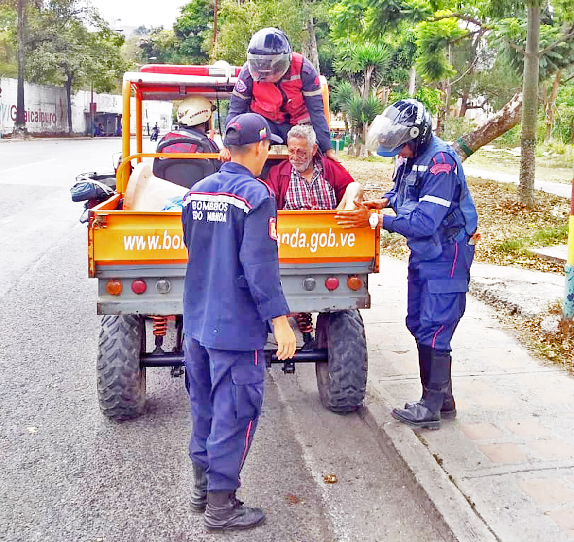 Bomberos auxiliaron a un anciano divagando