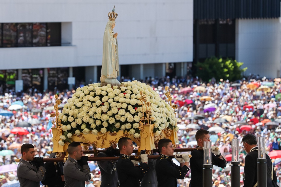 Miles de devotos acuden a la peregrinación de la Virgen de Fátima