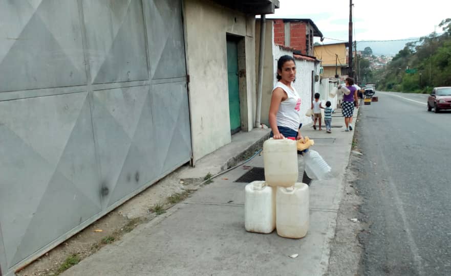Mensual distribuyen el agua en Las Gardenias