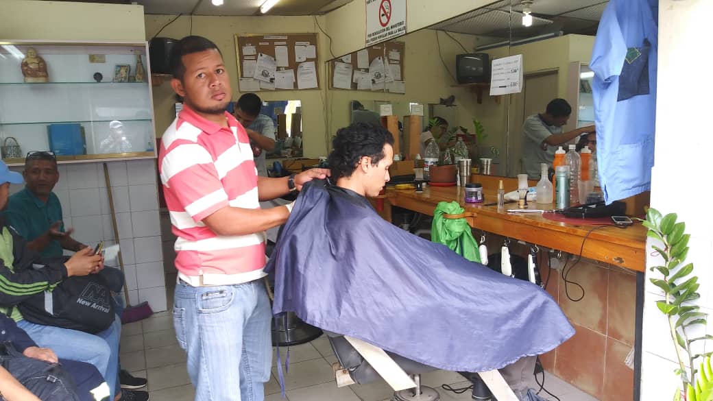 La crisis también le pega a las barberías