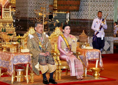 La coronación del rey de Tailandia: tres días, 28 millones de euros y súbditos arrodillados