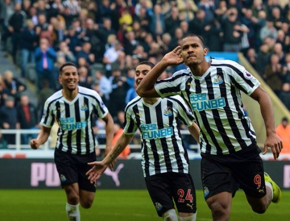 Salomón Rondón alcanzó los 10 gritos de gol esta temporada en la Premier League