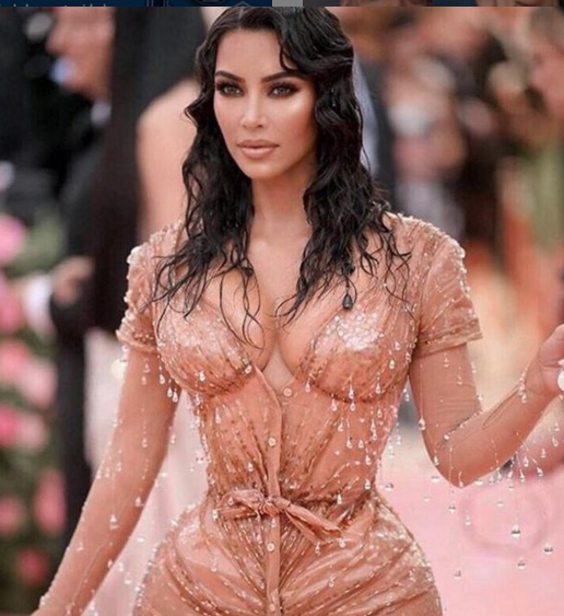 Kim Kardashian muestra sus voluptuosos encantos