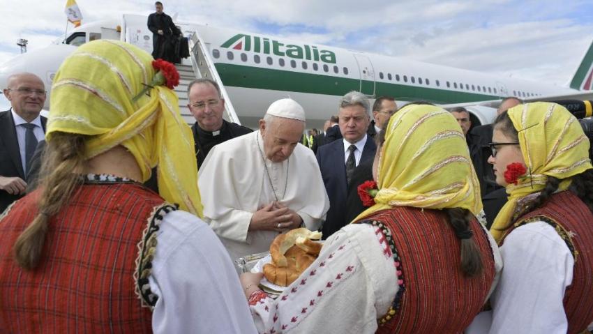 El Papa llegó a Macedonia del Norte, tierra de la Madre Teresa