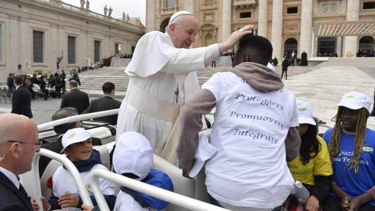 Papa lleva en su papamóvil a 8 niños refugiados