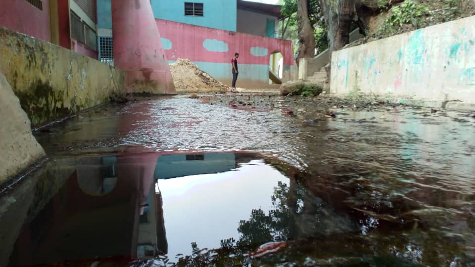 En 15 minutos de lluvia volvió a colapsar escuela de Los Lagos