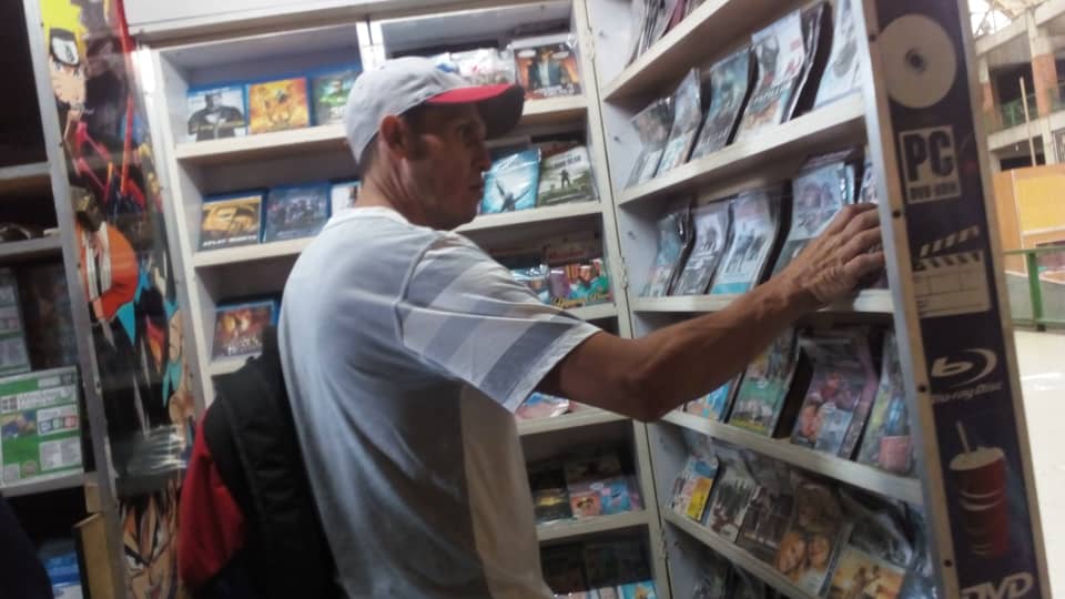 Familias optan por películas en casa para ahorrar costos