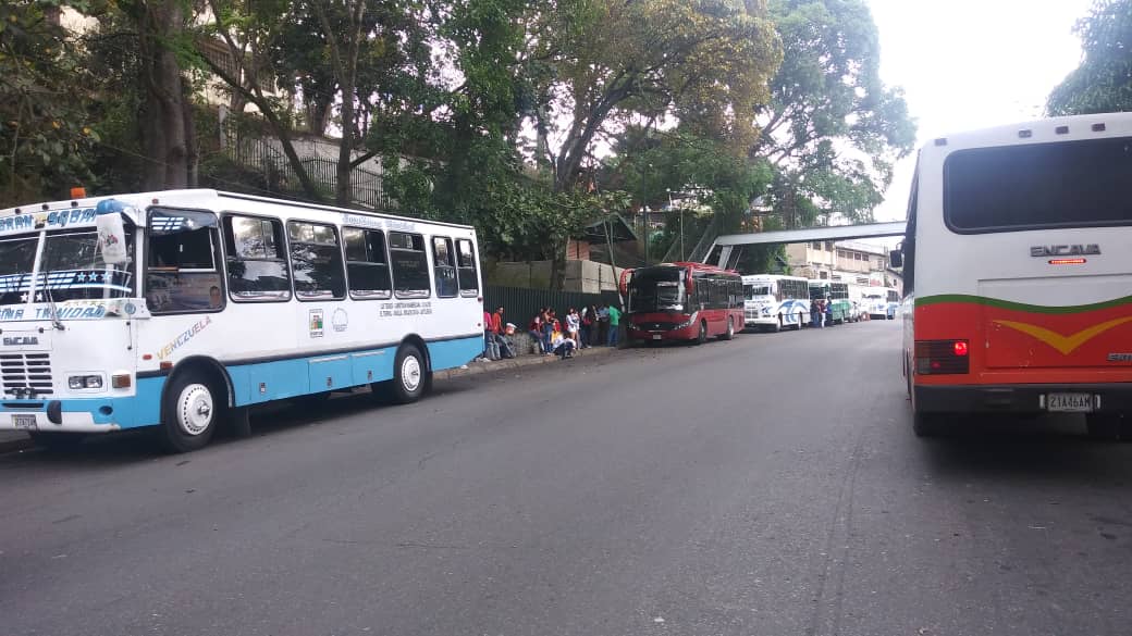 Transportistas cargan  pasajeros fuera del Terminal