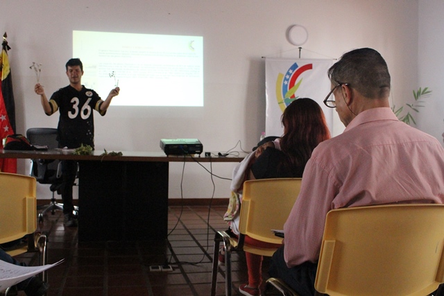 Emprendedores carrizaleños se capacitan en la cría de conejos