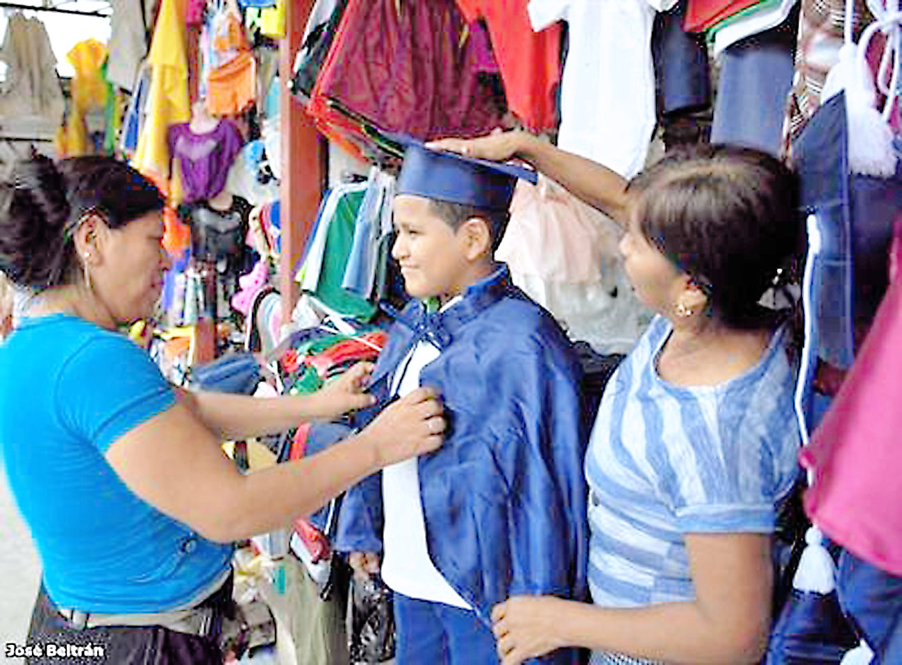 Paquetes de graduación  sacan lágrimas a más de uno