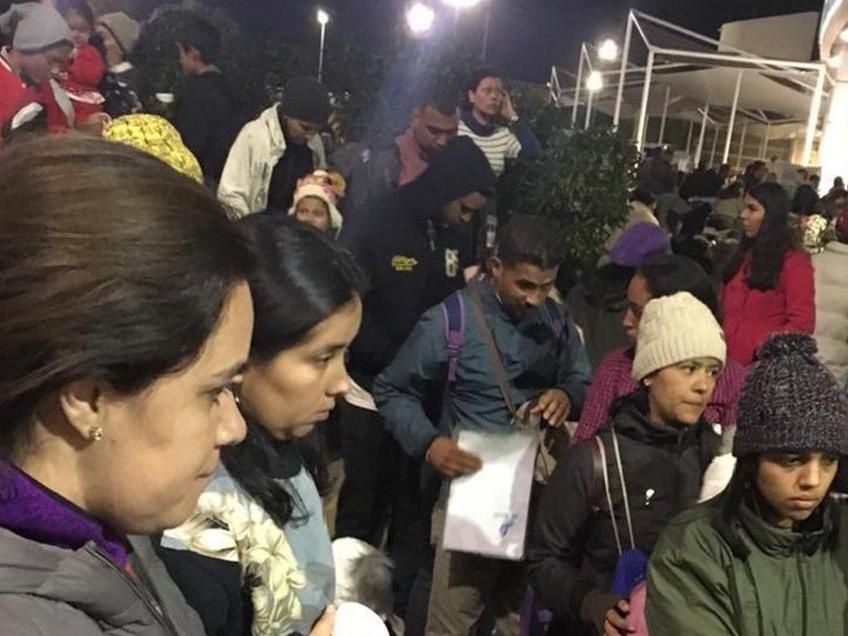 Cientos de venezolanos permanecen varados en la frontera de Perú con Chile