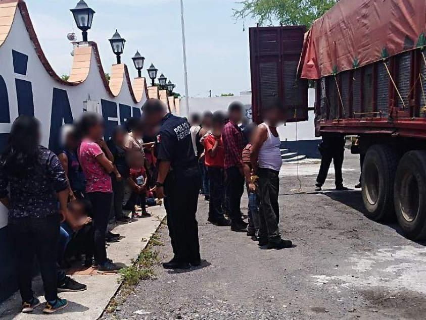 Rescatan en México a migrantes abandonados en un camión
