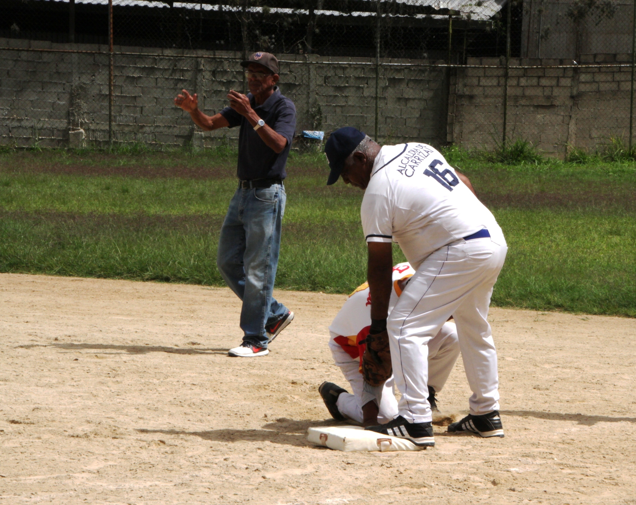 Doctores, Inmerca y Profesores guían la pelota súper 60