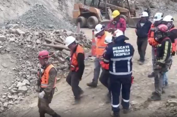 Rescatan con vida a uno de los mineros atrapados en Chile y a otro fallecido