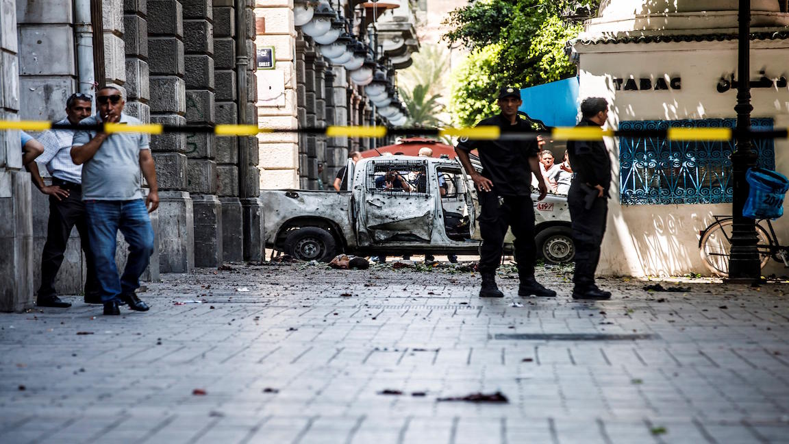 Un muerto y varios heridos tras doble atentado suicida en Túnez