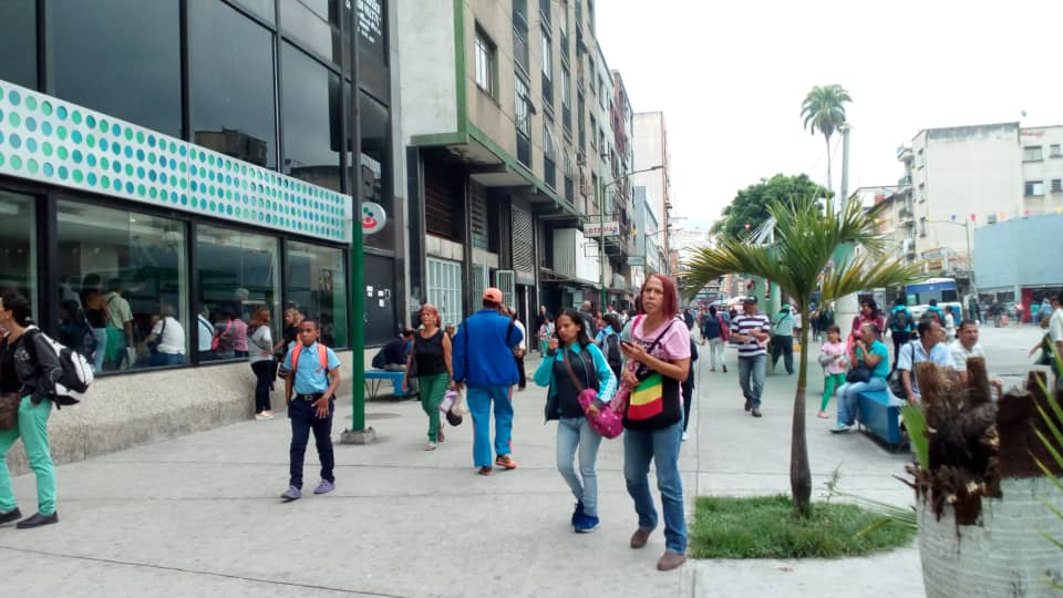 Muchos retiran dinero del banco para medicinas, pasajes y alimentos