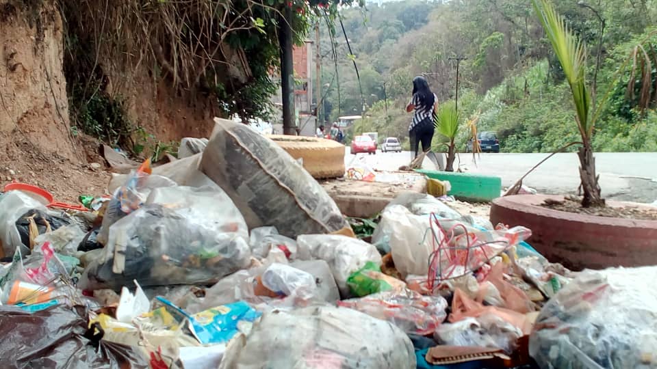 Retiraron dos contenedores de basura y no los devolvieron